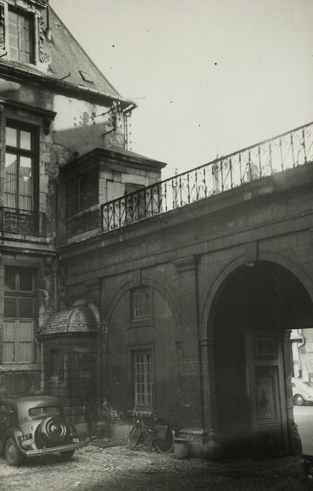 Hôtel du Président Bouhier : Cour, façade antérieure du portail d’accès