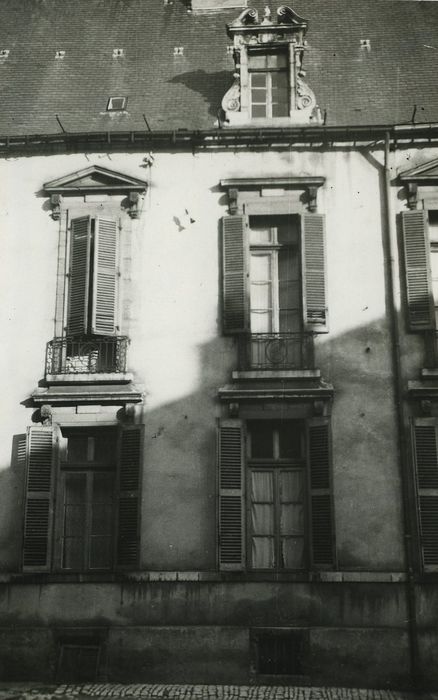 Hôtel du Président Bouhier : Cour d’honneur, aile gauche, vue partielle de la façade