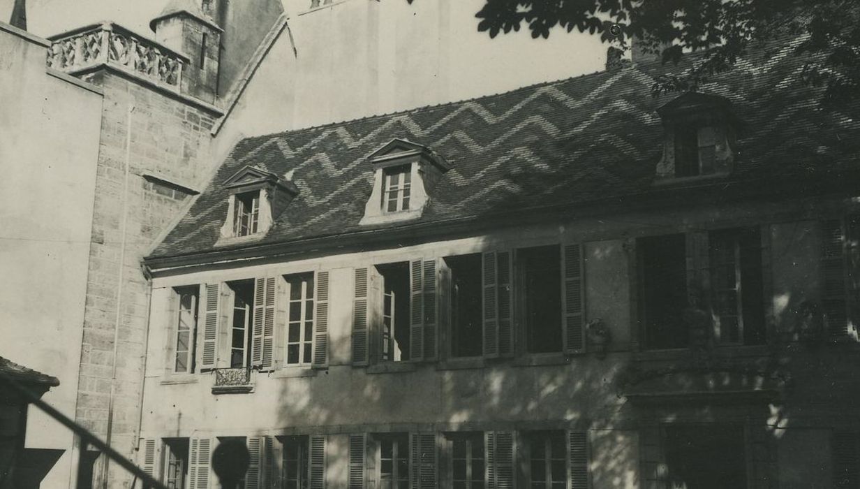 Hôtel Godran : Façade sur cour, vue partielle