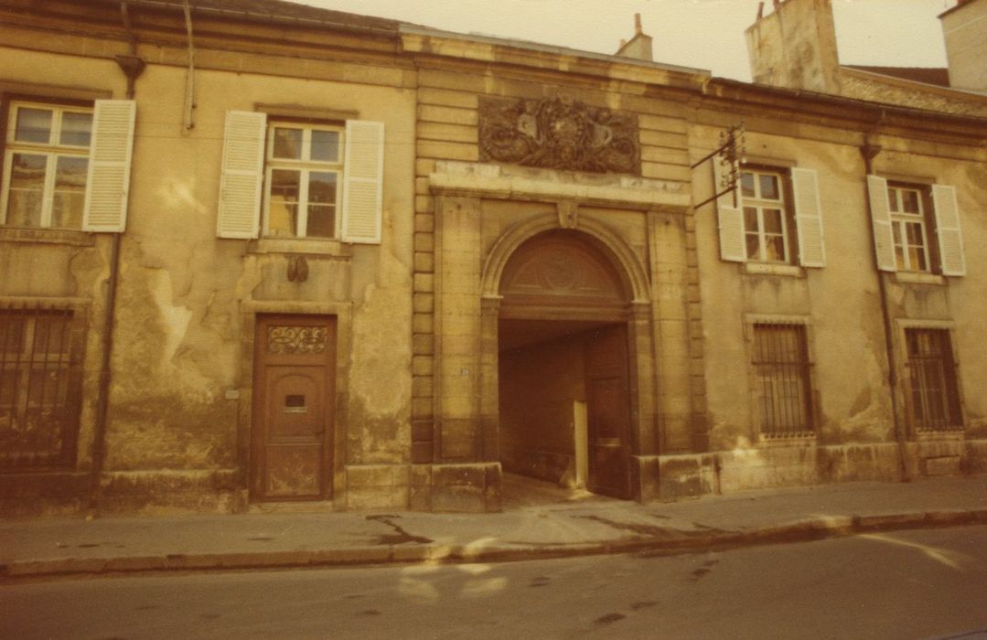 Hôtel Grasset : Façade sur rue, vue générale