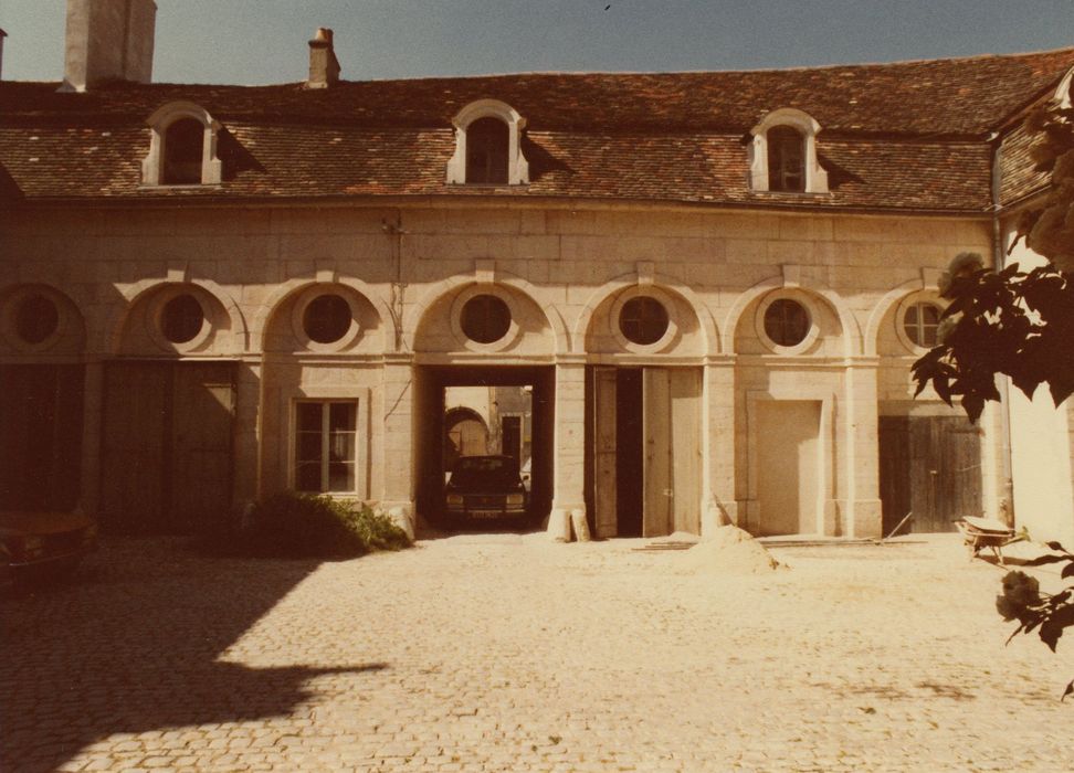 Hôtel Grasset : Cour des communs, vue partielle des bâtiments