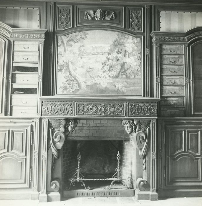 Hôtel Grasset : 1er étage, bureau, détail de la cheminée