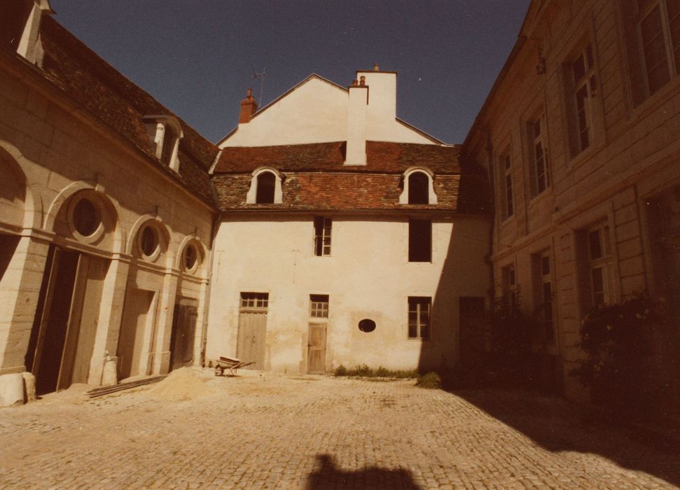 Hôtel Grasset : Cour intérieure, vue partielle des façades