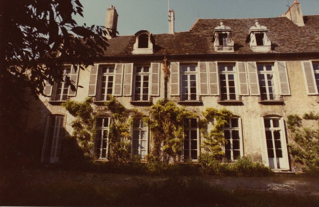 Hôtel Grasset : Façade sur jardin, vue partielle