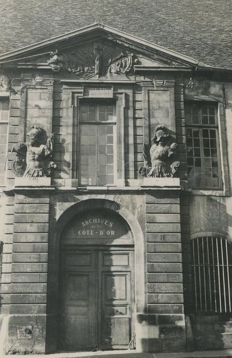 Hôtel Nicolas Rolin : Portail sur rue, vue générale