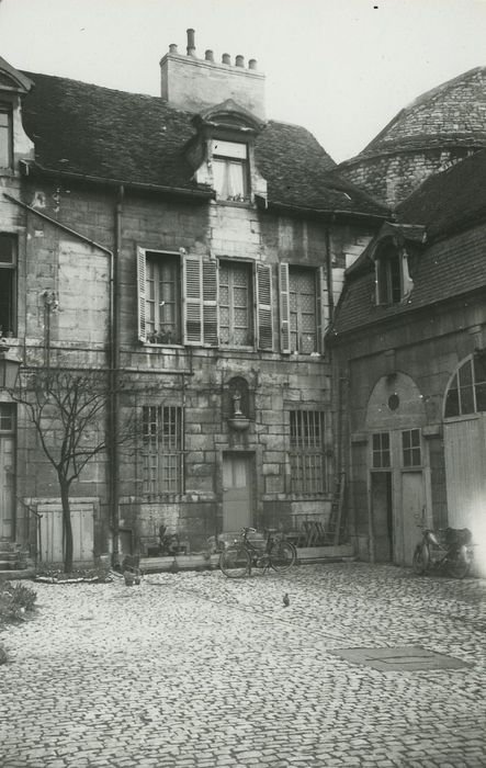 Hôtel Patarin (ancien) : Corps de logis, façade sur cour, vue générale