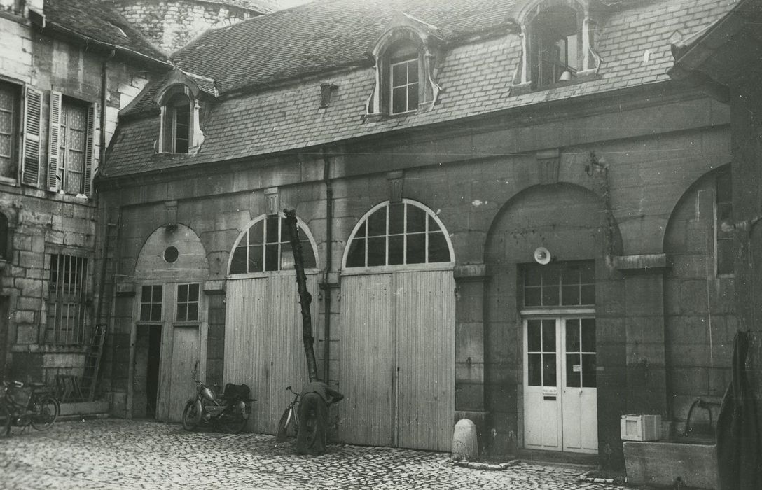 Hôtel Patarin (ancien) : Anciennes remises, façade sur cour, vue générale