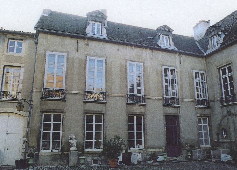 Hôtel Maleteste : Façade sur cour, vue générale