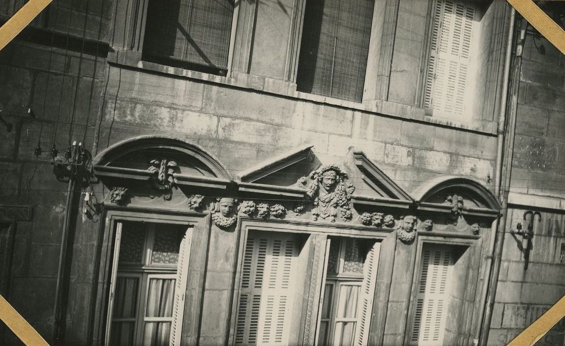 Maison : Façade sur rue, vue partielle