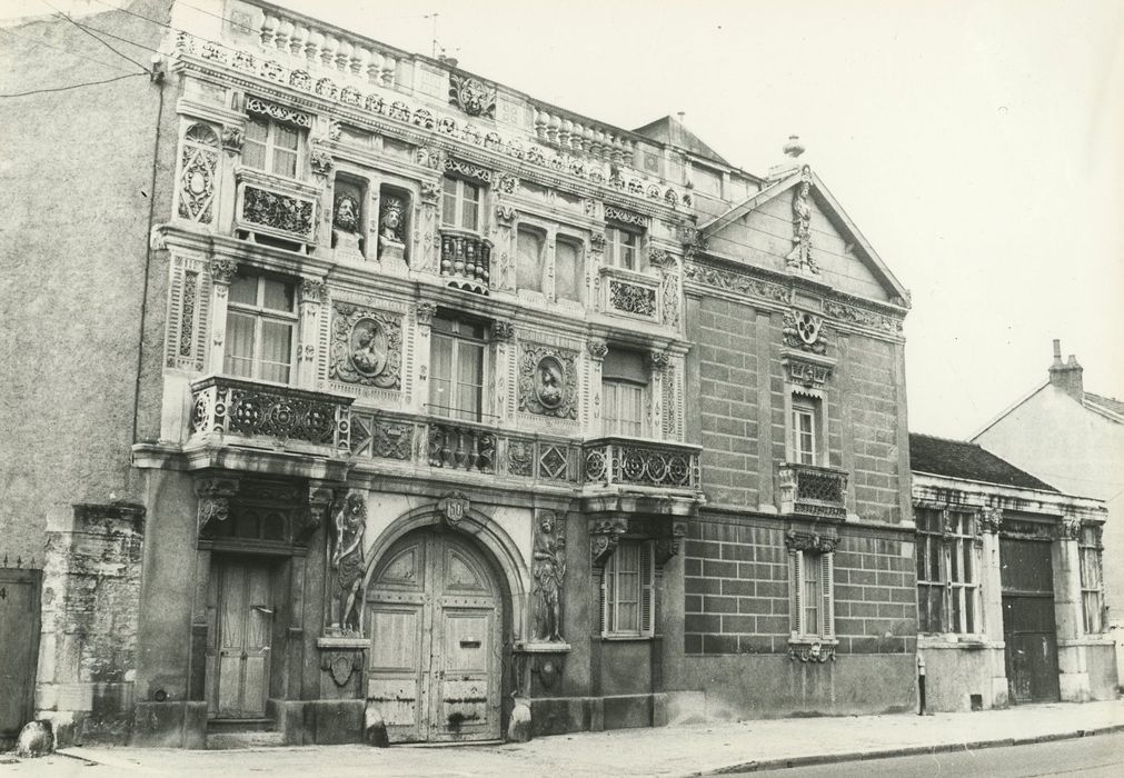 Maison Creuzot : Façade sur rue, vue générale