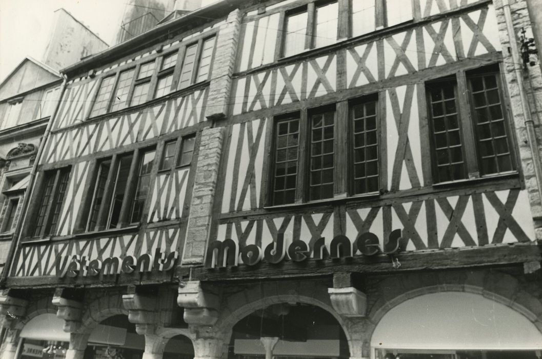 Maison : Façade sur rue, vue partielle