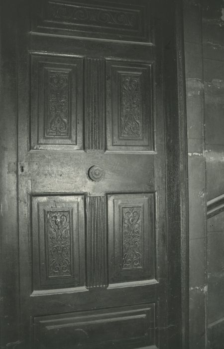 Maison Milsand, dite aussi des Ambassadeurs : Escalier à vis, détail d’un vantail de porte palière