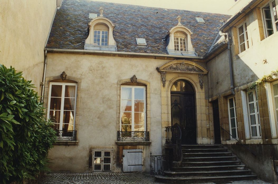 Hôtel Rigoley de Chevigny : Façade sur rue cour, vue gnérale