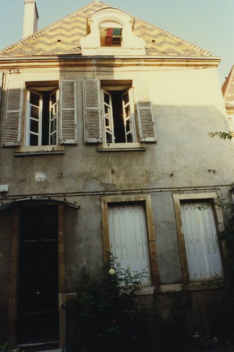 Hôtel Rigoley de Chevigny : Cour, aile en retour, vue générale de la façade