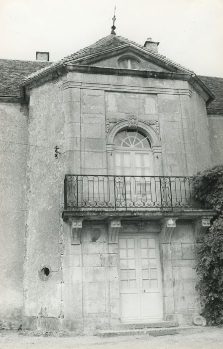 Château de Villars : Façade sud, avant-corps central, vue générale