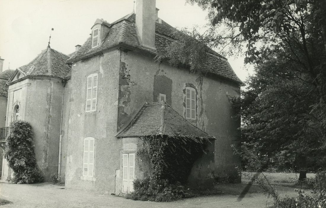 Château de Villars : Façade latérale est, vue générale