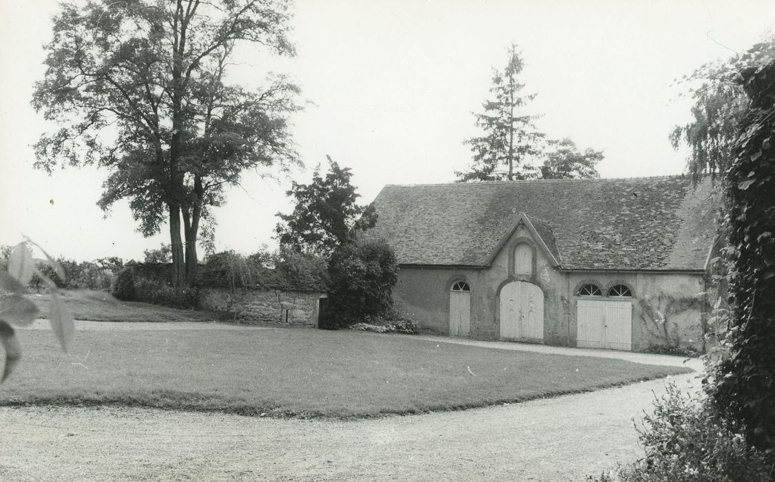 Château de Villars : Communs, façade est, vue générale