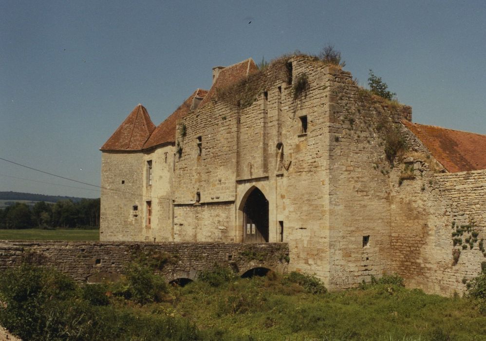 Château d'Eguilly : Porterie, élévation ouest, vue générale