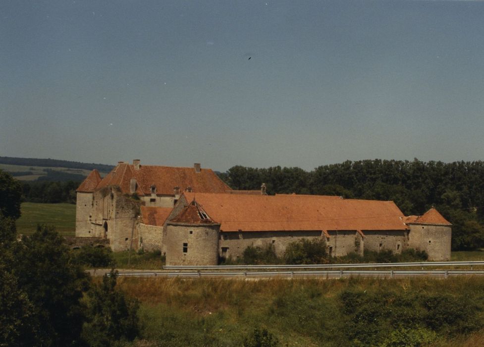 Château d'Eguilly : Vue générale des bâtiments depuis le Sud