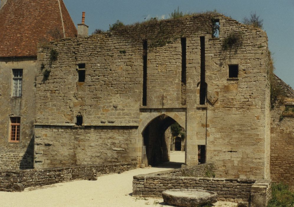 Château d'Eguilly : Porterie, élévation ouest, vue générale