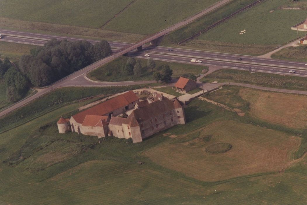 Château d'Eguilly : Vue aérienne de l’ensemble des bâtiments