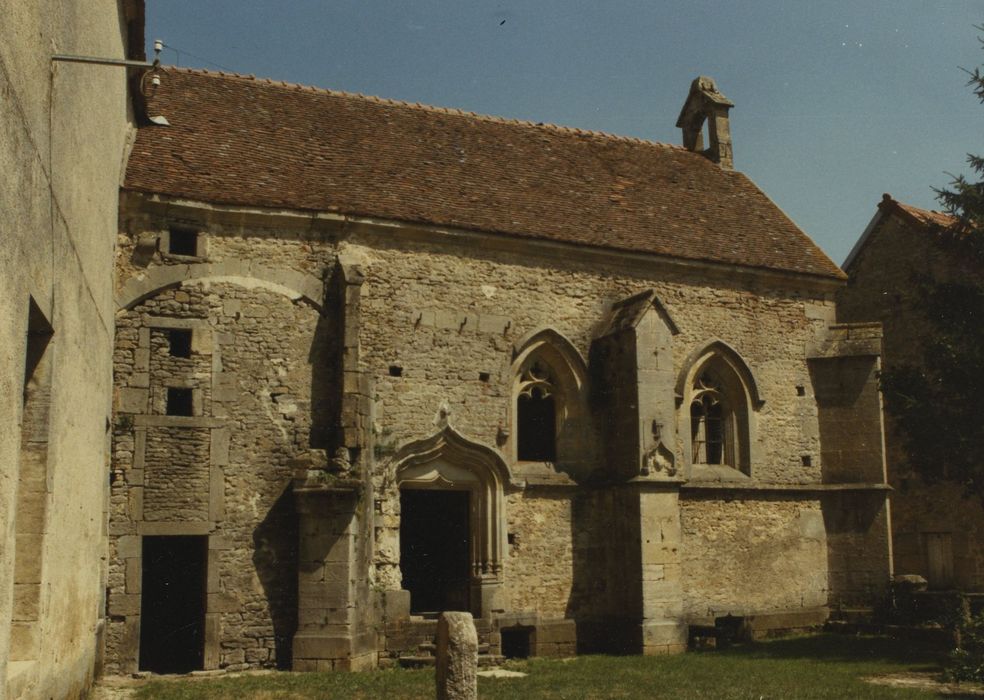 Château d'Eguilly : Chapelle, façade latérale ouest, vue générale