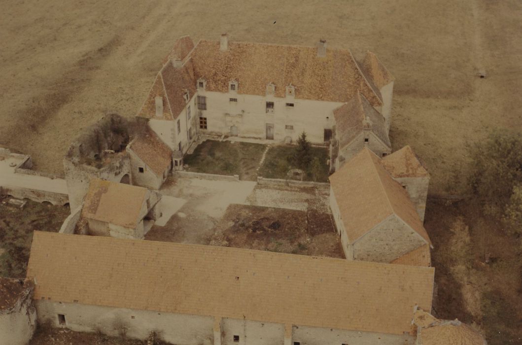 Château d'Eguilly : Vue aérienne de l’ensemble des bâtiments