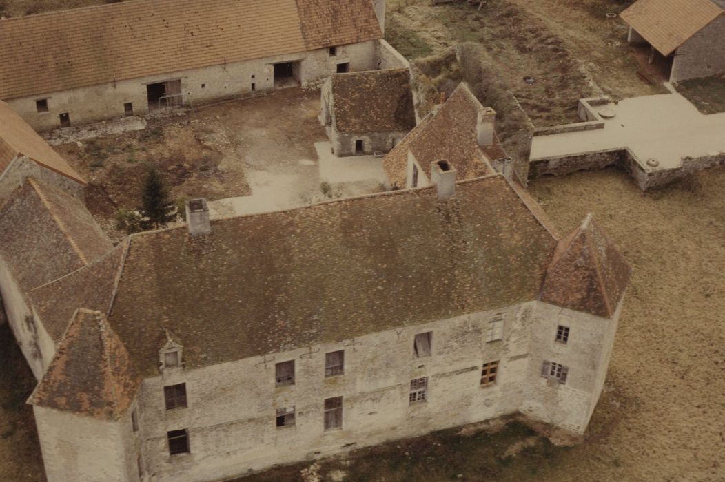 Château d'Eguilly : Vue aérienne de l’ensemble des bâtiments