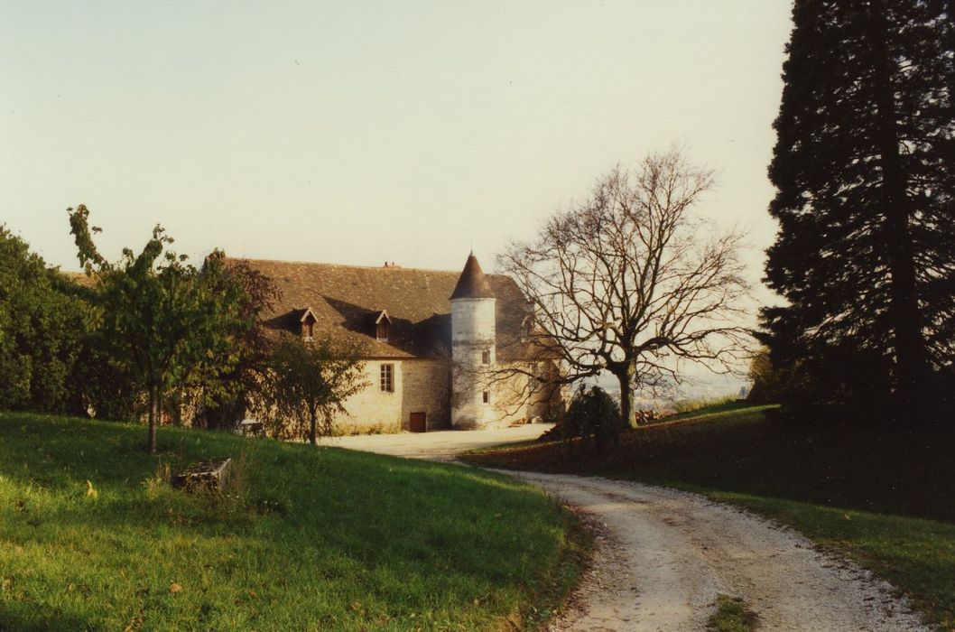 Manoir de la Perrière : Vue partielle du château dans son environnement depuis l’Ouest