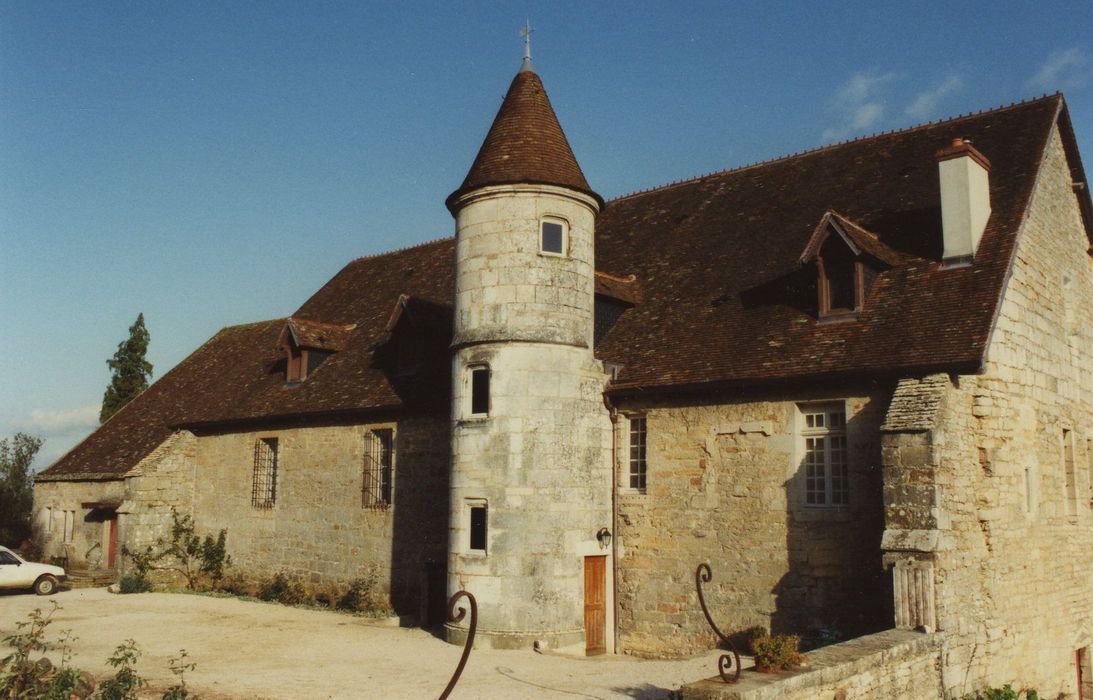 Manoir de la Perrière : Façade ouest, vue générale