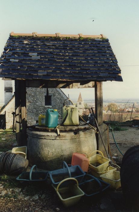 Manoir de la Perrière : Puits, vue générale