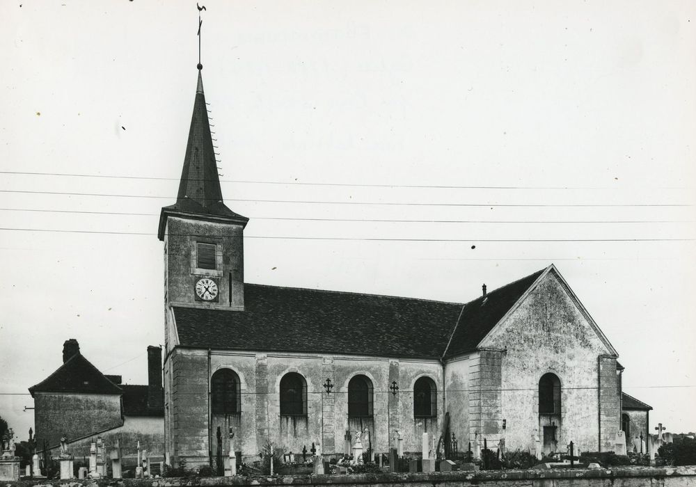 Eglise Saint-Léger : Façade latérale sud, vue générale