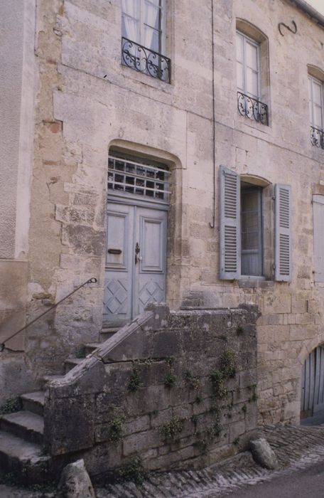 Maison : Façade sur rue, vue partielle