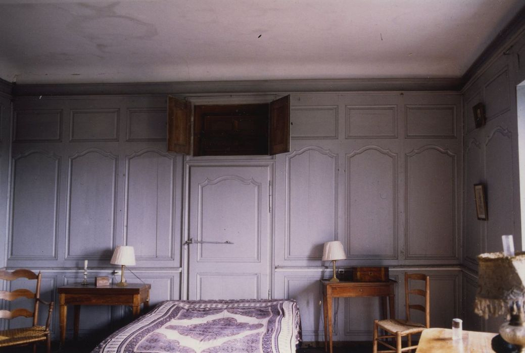 Maison : 1er étage, grande chambre, lambris de revêtement, vue partielle