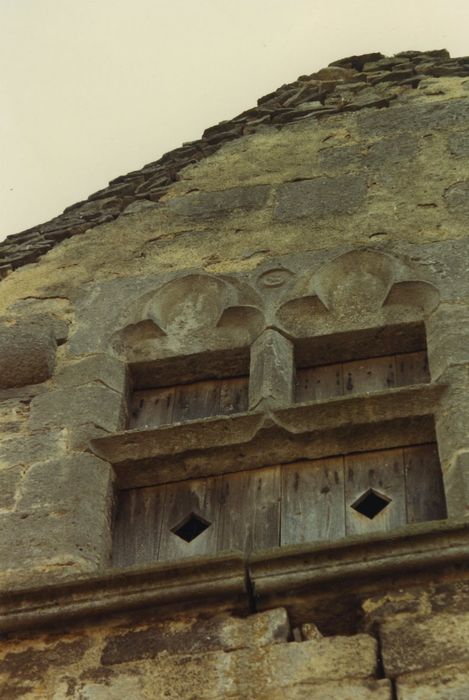 Maison dite des Ecuyers : Façade sur rue, détail d’une fenêtre à meneau