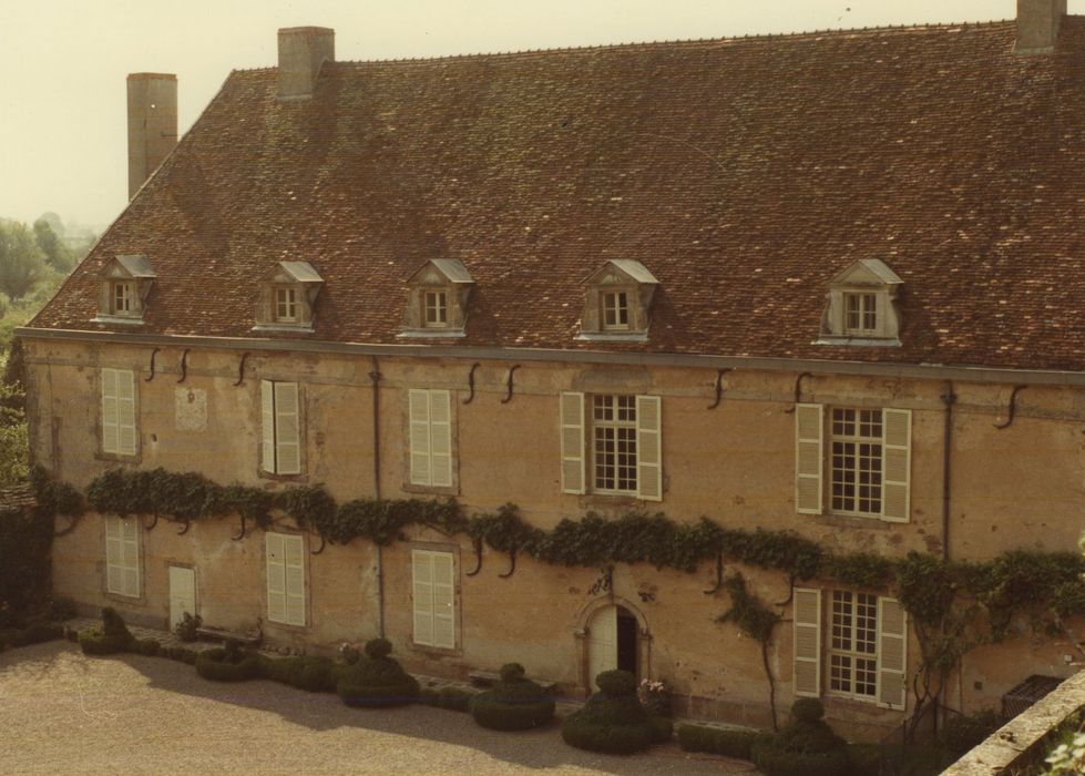 Château d'Antigny : Cour, façade sud-est, vue générale