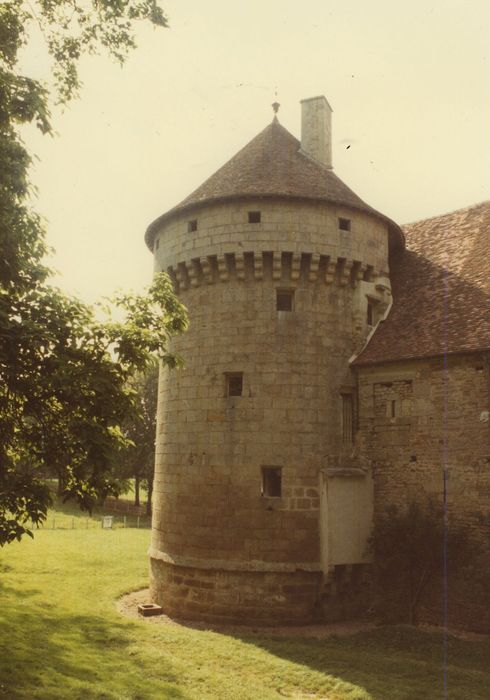 Château d'Antigny : Tour sud-ouest, vue générale