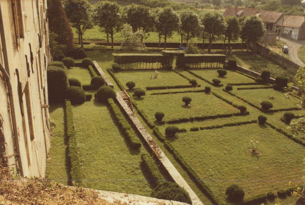 Château d'Antigny : Jardins nord-ouest, vue générale