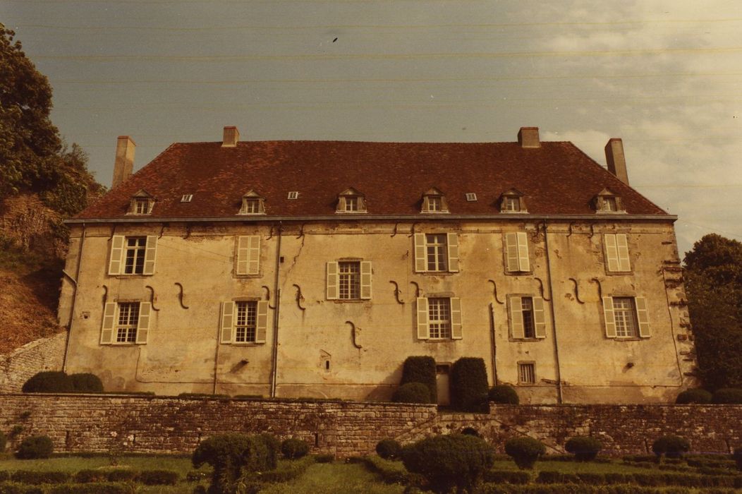 Château d'Antigny : Façade nord-ouest, vue générale