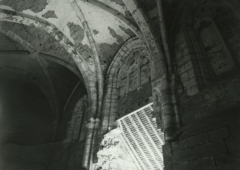 Château d'Antigny : Chapelle, vue partielle de la nef