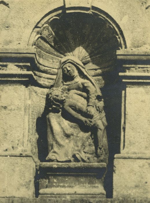 Maison : Détail de la niche abritant le groupe sculpté de la Vierge de pitié