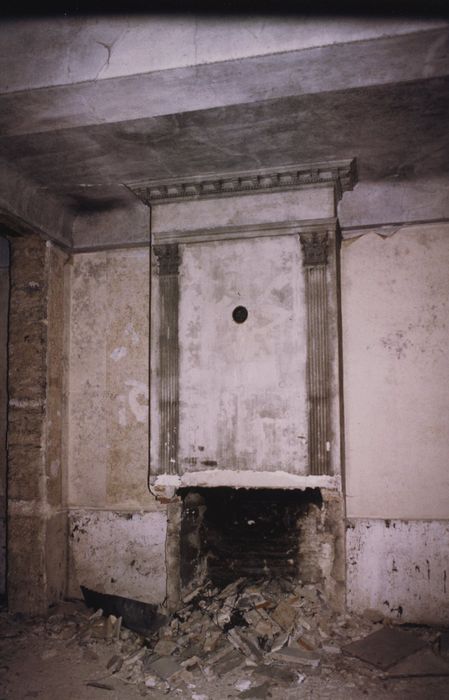 Château : 1er étage, détail d’une cheminée