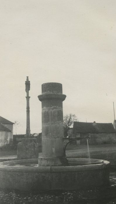 Croix, fontaine, vue générale