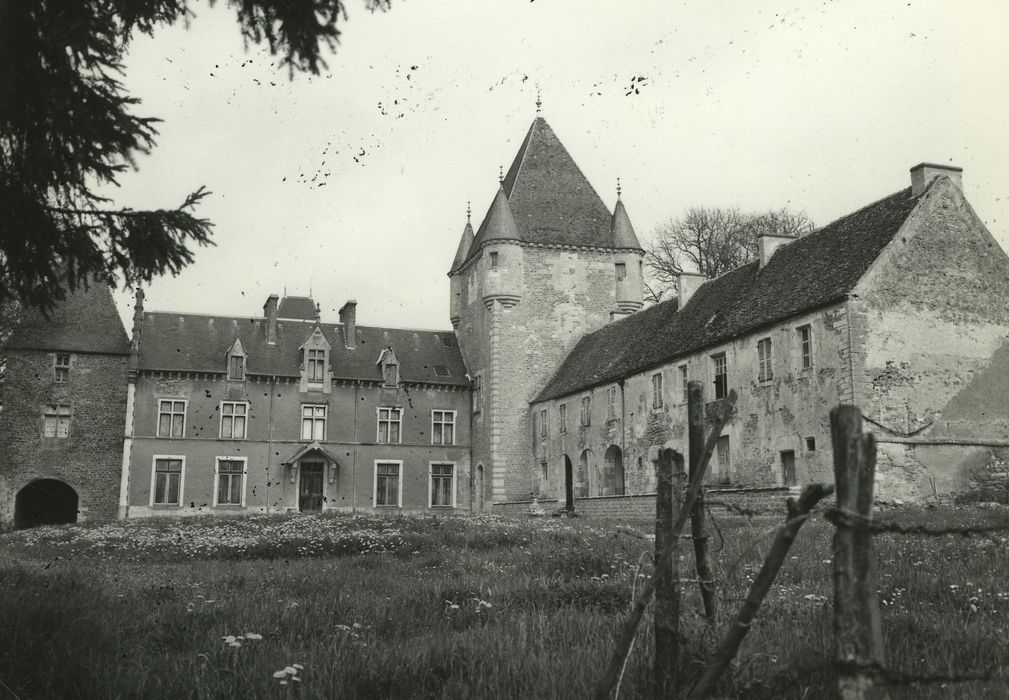 Château de Coraboeuf : Ensemble sud-ouest, vue générale