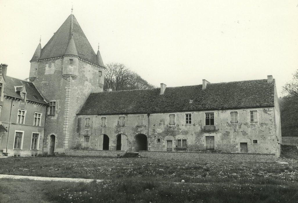 Château de Coraboeuf : Aile latérale, façade ouest, vue générale