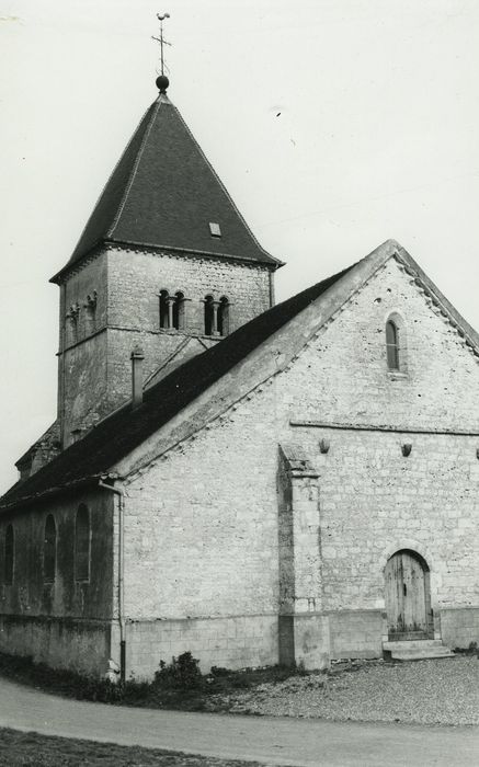 Eglise : Façade occidentale, vue partielle