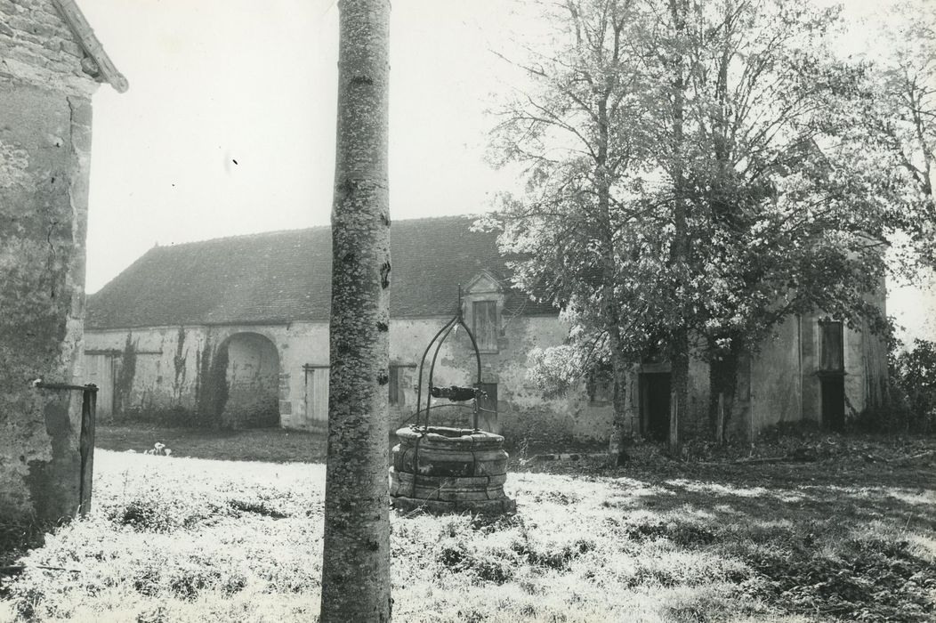 Château de Promenois : Communs, aile sud, façade nord, vue partielle