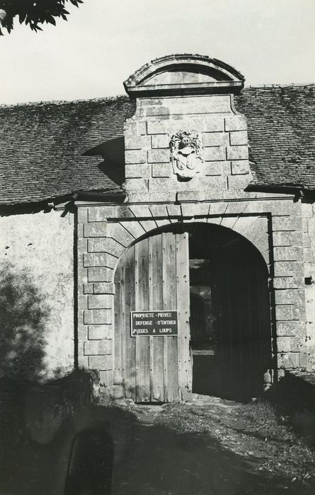 Château de Promenois : Portail d’accès sud, vue générale