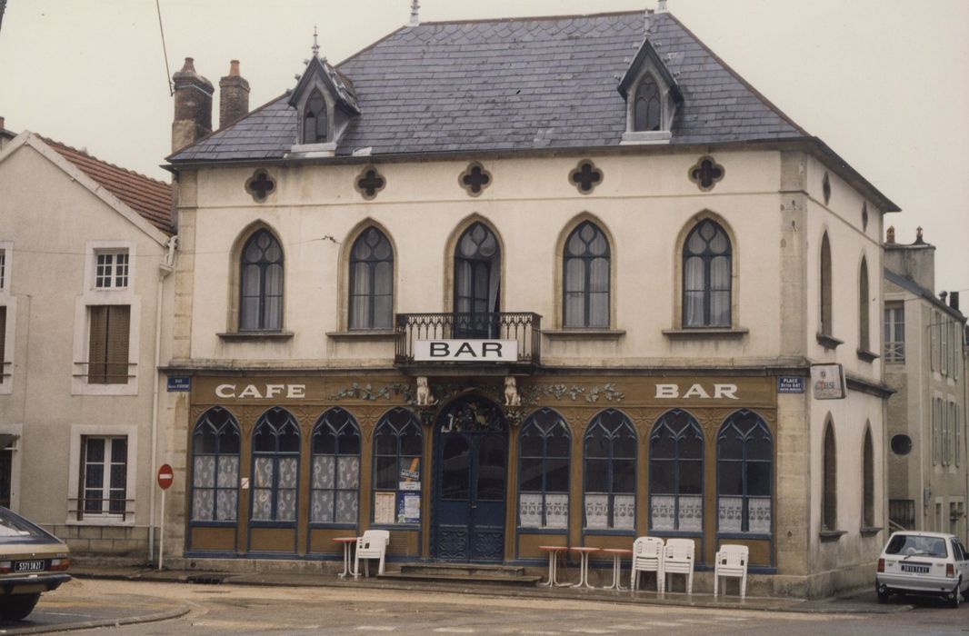 Café des Chiens Blancs : Façade sur rue, vue générale