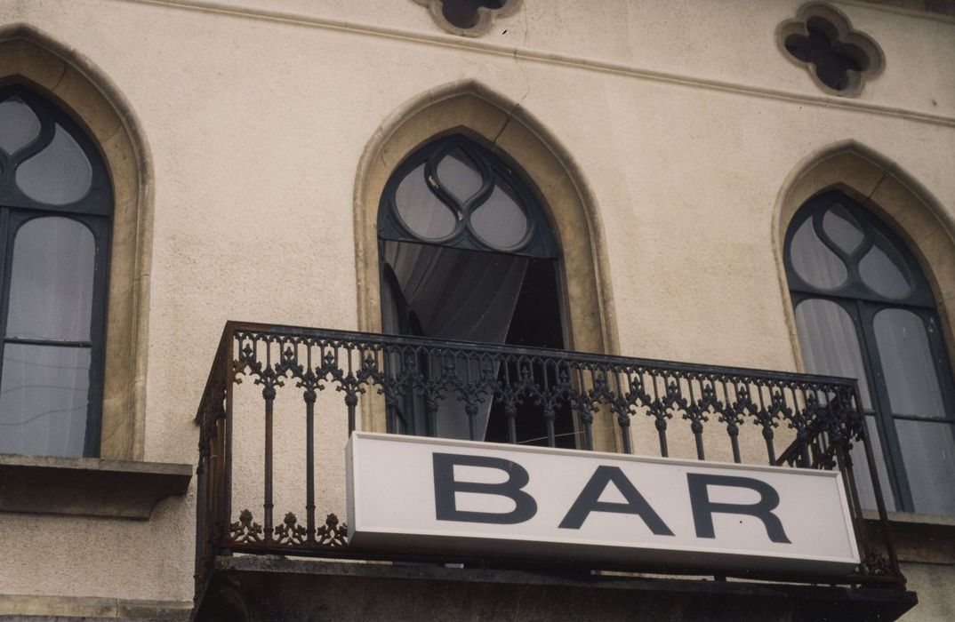 Café des Chiens Blancs : Façade sur rue, balcon du 1er étage, vue générale